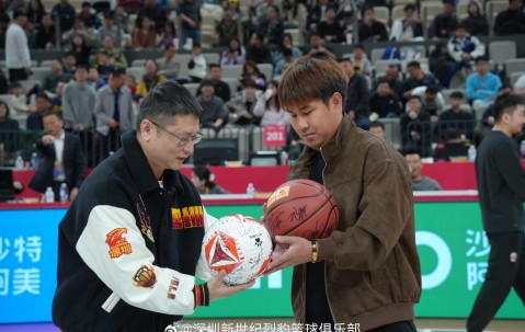 开云体育下载-深圳青年人全队现场观战深圳烈豹，双方还进行了礼物互换