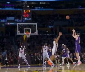 开云体育官网-里夫斯末节一个人打出8-0反超76人，湖人全场球迷高喊MVP