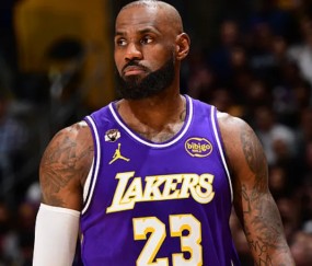 开云体育-詹姆斯目前出战29分钟，投篮10中2得到7分2篮板9助攻7失误